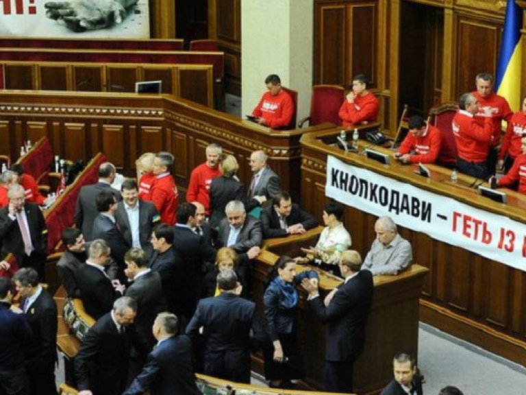 20 депутатов от оппозиции блокируют Верховную Раду