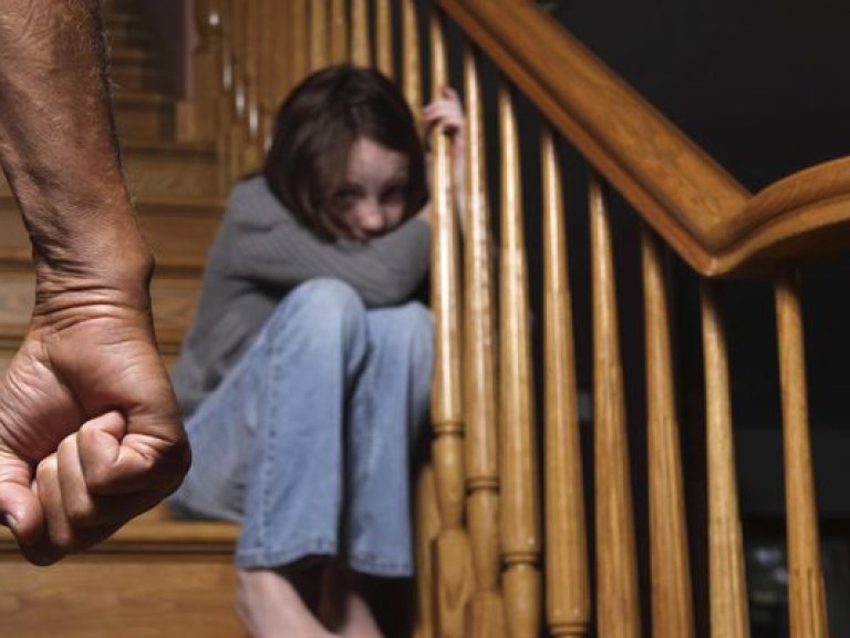 Ежегодно от семейного насилия страдает более 100 тысяч человек