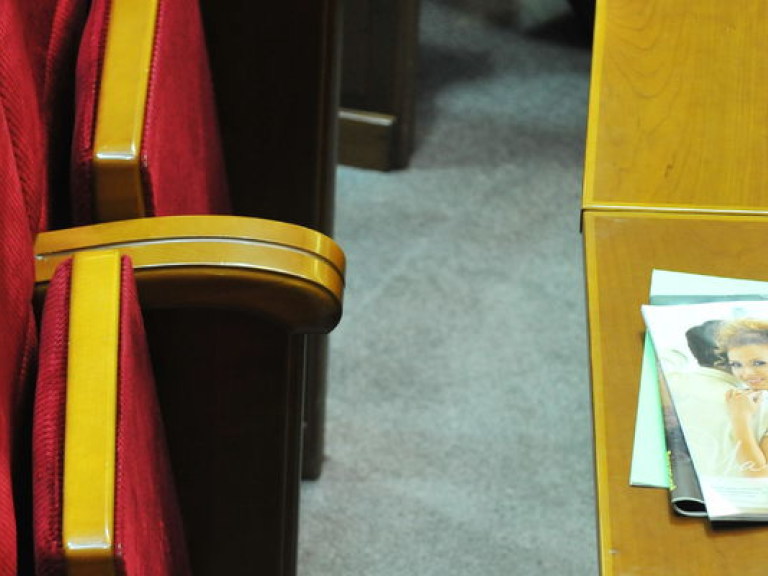Оппозиция опять хочет ночевать на парламентских стульях и столах