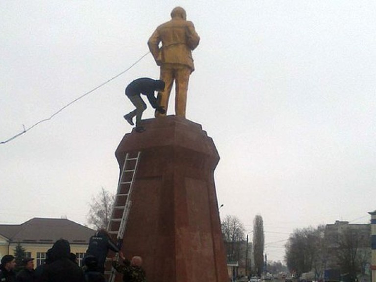 «Свобода» сносит памятники Ленину из-за неуверенности в себе — эксперт