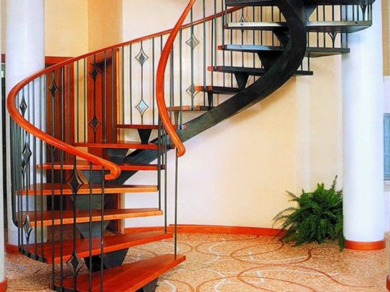 Обычная лестница многоэтажки может заменить тренажерный зал (ВИДЕО)