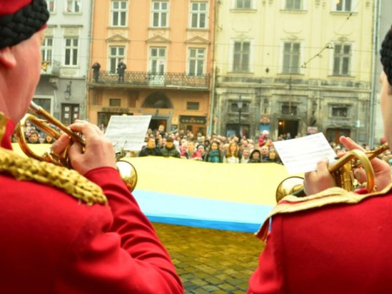 В центре Львова две тысячи людей одновременно исполнили гимн Украины (ФОТО)