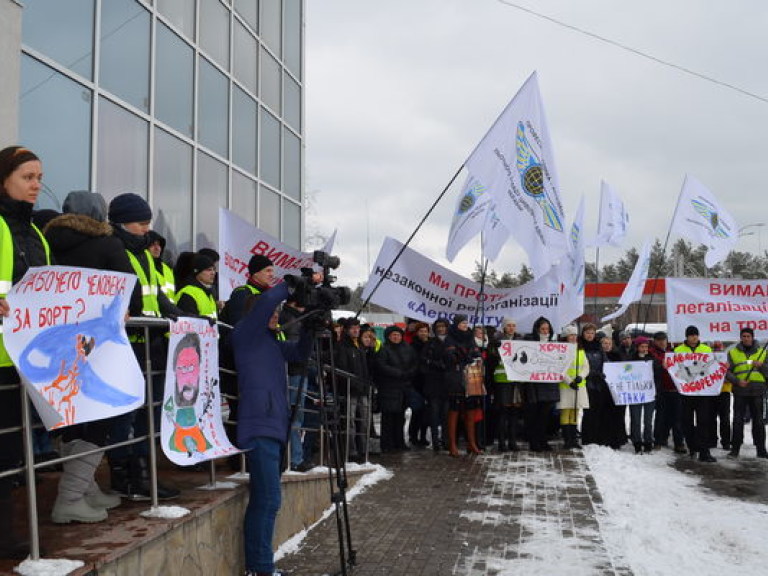 Сотрудники «Аэросвита» провели предупредительное блокирование автомагистрали Киев-Борисполь (ФОТО)