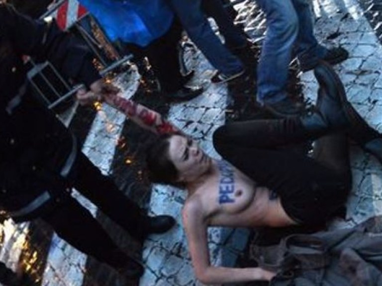 Активистки FEMEN разделись на выборах Папы Римского