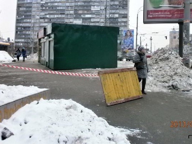 В центре Киева огромный ларек установили прямо посреди тротуара (ФОТО)