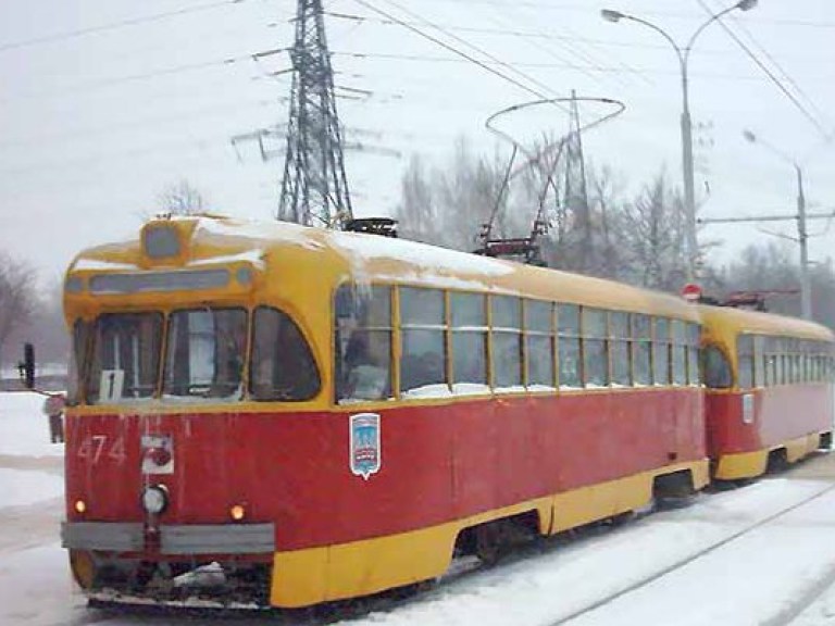 Попов раздал киевлянам бесплатные проездные на трамвай