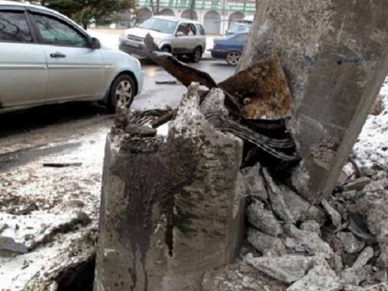 В Киеве «БМВ» сбил столб (ФОТО)