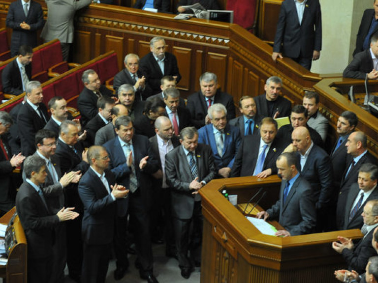 Азаров надеется, что депутаты разблокируют парламент