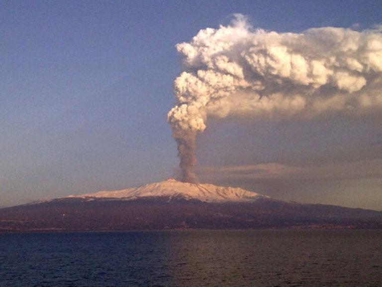 Произошло восьмое за год извержение вулкана Этна (ВИДЕО)