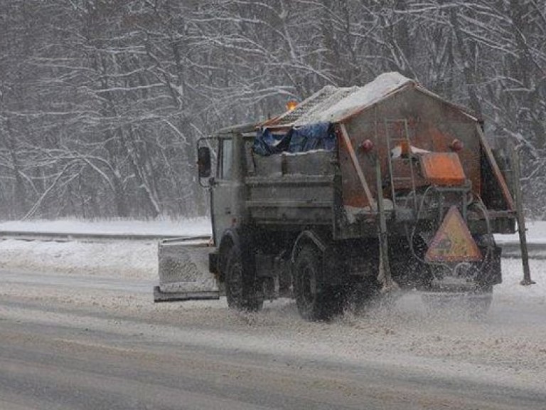 На Западной Украине продолжают расчищать дороги местного значения