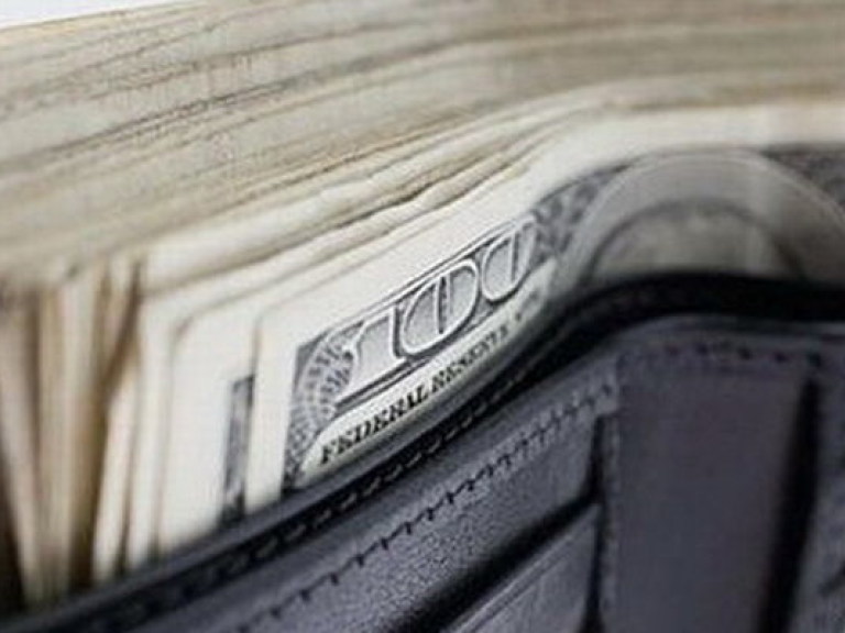 Украинцы начали запасаться долларами