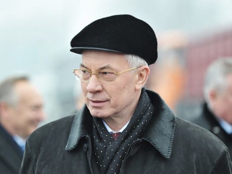 Азаров надеется, что все проблему уйдут с зимой