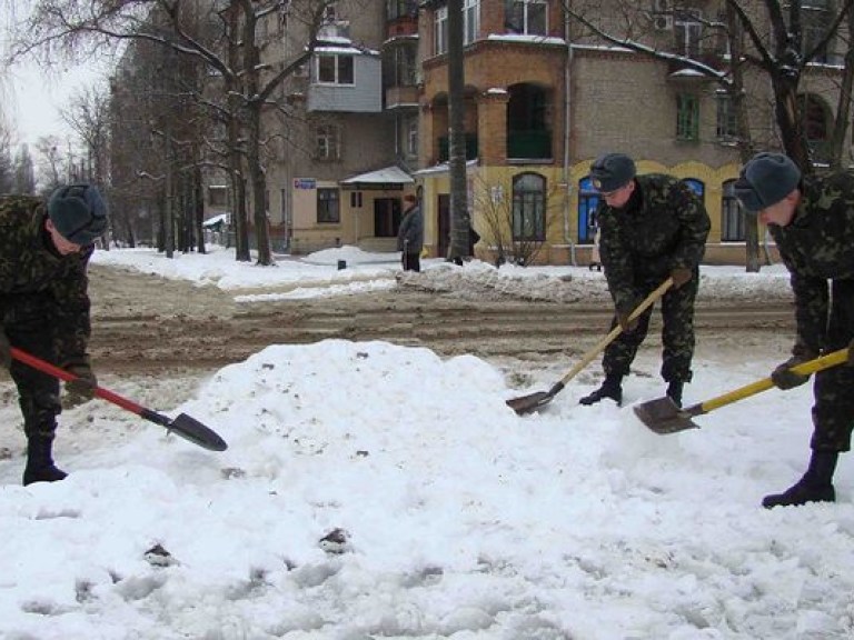 Расчищать дороги в Киеве заставили даже милиционеров