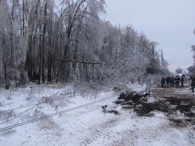 Снегопады и метели обесточили 381 населенный пункт по всей Украине