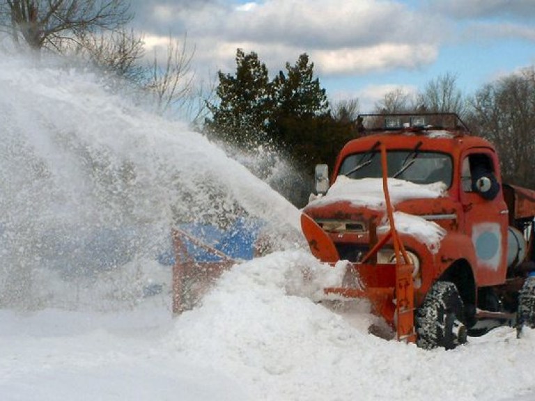 Из снежных заторов в Ровенской области отбуксировали более 100 автомобилей