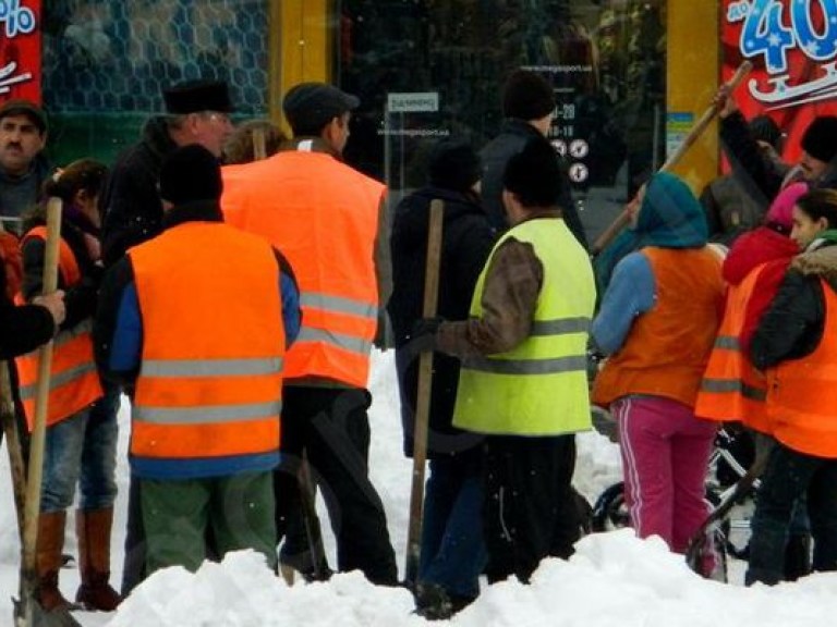 Пока в Киеве снежный армагеддон, коммунальщики спокойно латают дороги (ВИДЕО)
