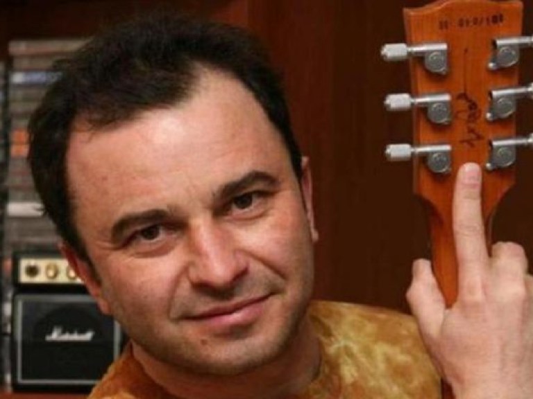 Виктор Павлик продает раритетную гитару за $25 000