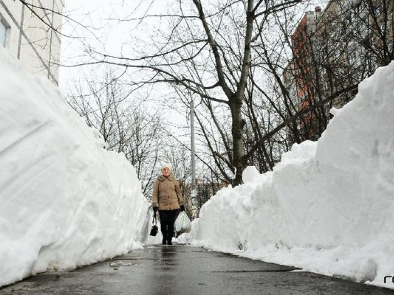 Дворники вывозят только половину снега, а остальной &#8212; трамбуют (ФОТО)