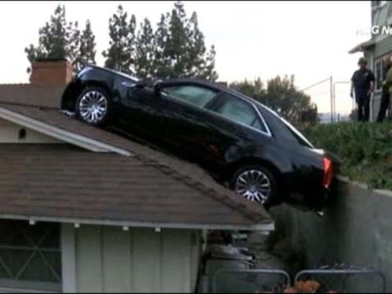 Американец припарковался на крыше дома своего (ВИДЕО)
