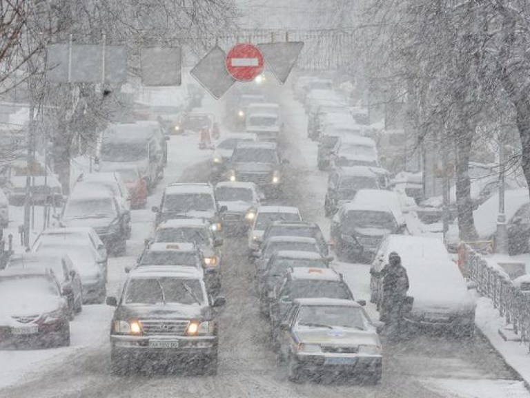 Эвакуаторы убрали с киевских улиц более 300 машин, мешающих уборке снега