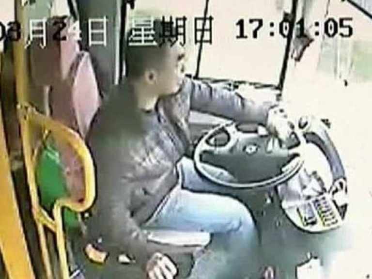 Водитель автобуса проявил чудеса реакции и хладнокровия (ВИДЕО)