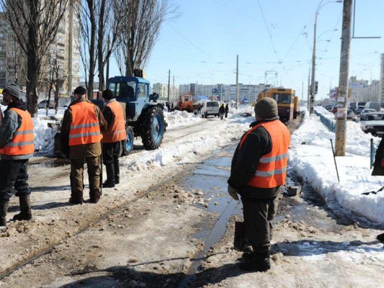 В Киеве трамвайные пути очищают от снега лишь спустя неделю после стихии (ФОТО)