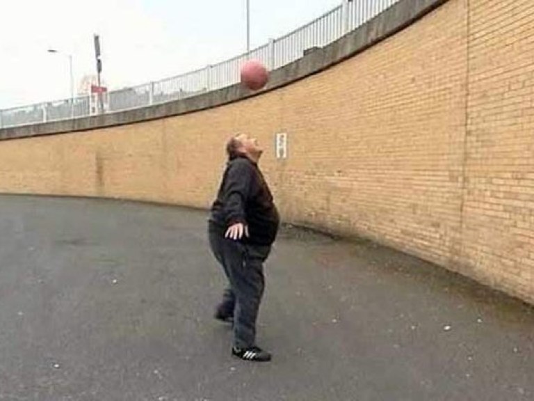 140-килограмовый экс-рыбак стал звездой футбольного фристайла (ВИДЕО)