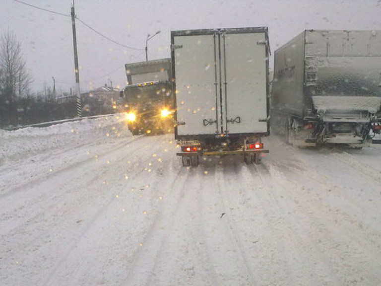 Киев опять засыпает снегом: пробки пока &#8212; 3 балла