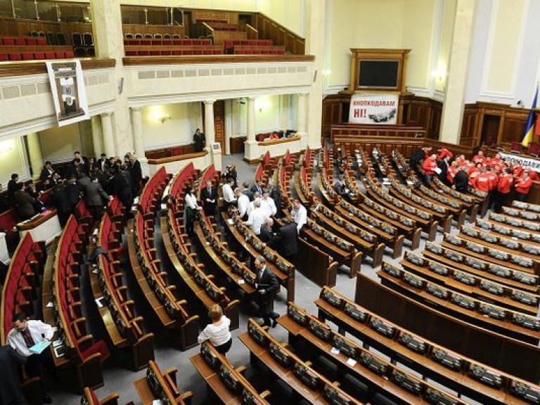 Оппозиция снова блокирует парламентскую трибуну