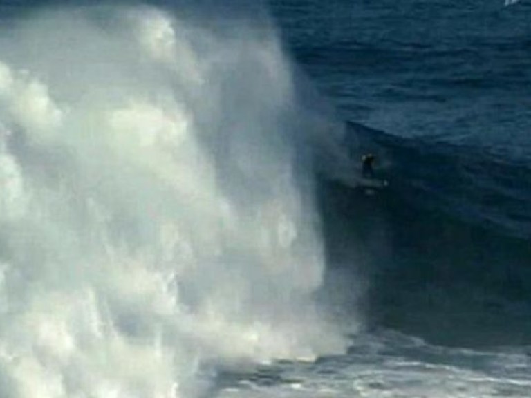 Гигантскую волну покорил серфингист Гаррет МакНамара (ВИДЕО)