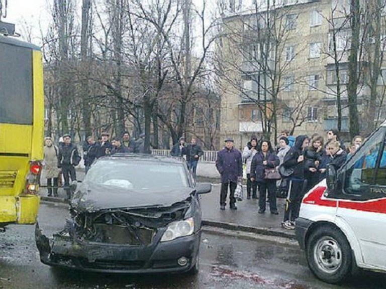 В Киеве иномарка влетела в троллейбус с пассажирами (ФОТО)