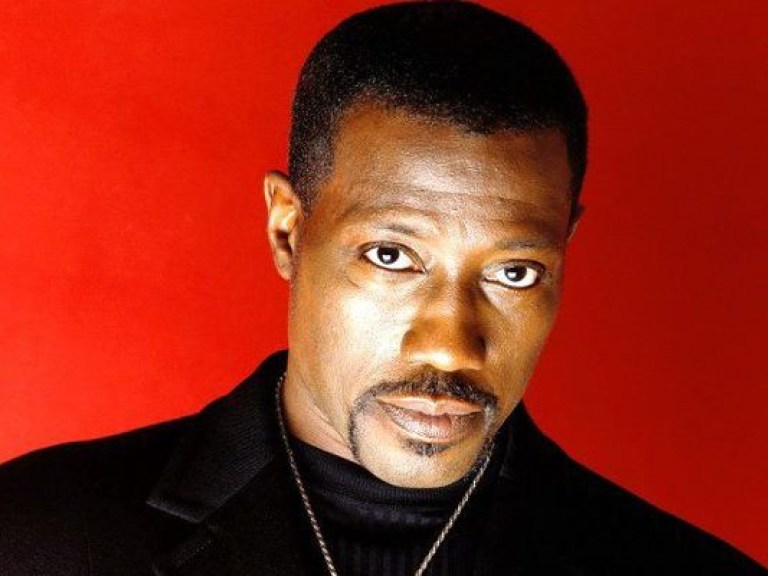 Актер Уэсли Снайпс вышел из тюрьмы под домашний арест