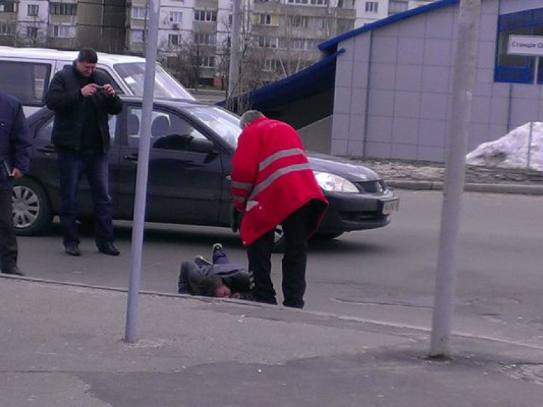 В Киеве мужчина метался по дороге, пока не попал под колеса (ФОТО)