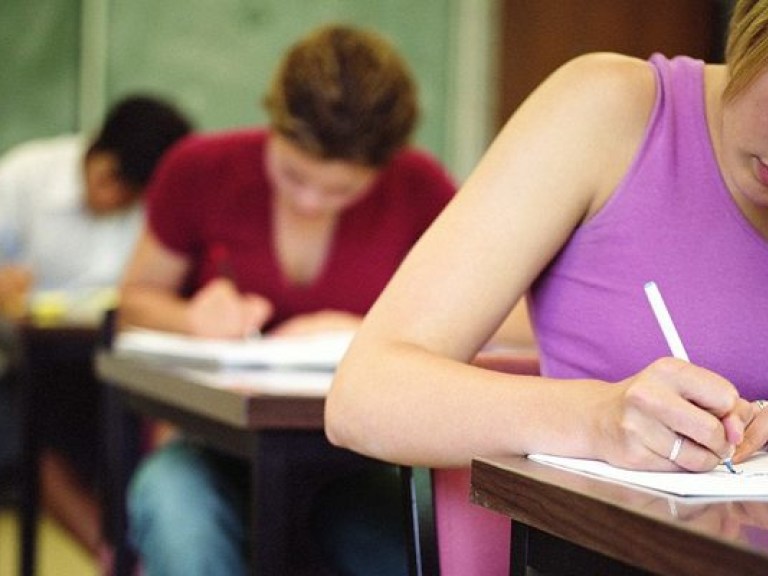 Абитуриенты хотят сдавать математику и химию