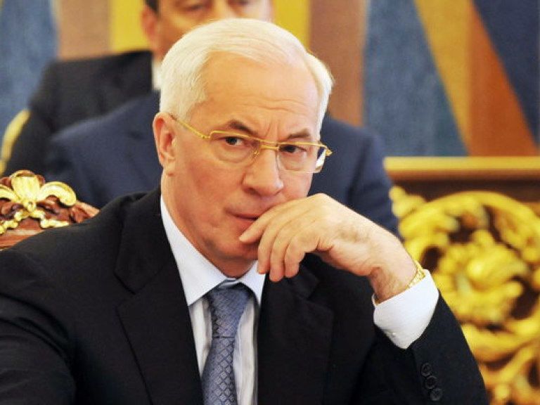 Азаров потребовал навести порядок в городах ко Дню Победы