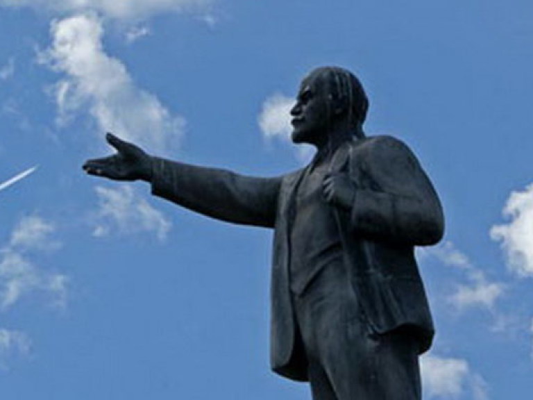 На Полтавщине вандалы повредили памятник Ленину