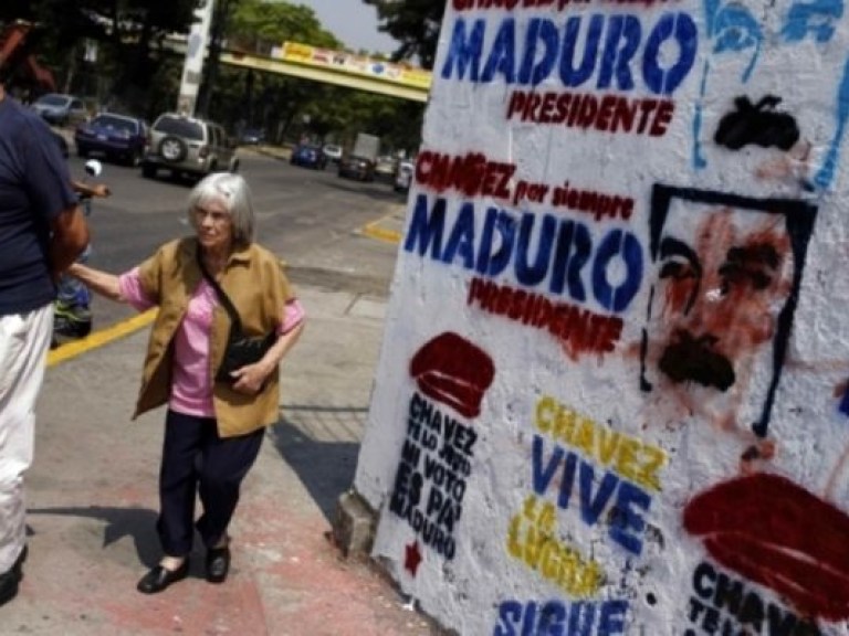 Венесуэльцы, выбирая президента страны, сдают отпечатки пальцев