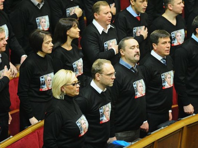 Эксперт об инициативе оппозиции уволить Азарова: они лишь раздувают щеки