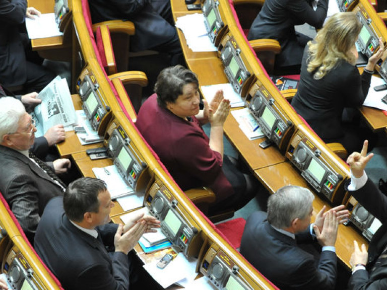 Парламентарии начали рассматривать изменения в Конституцию Украины