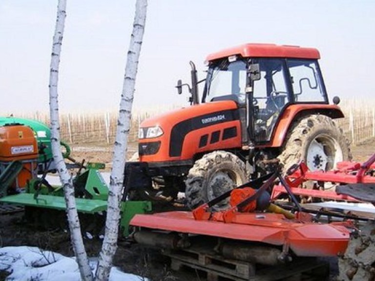 В Николаевской области два мужчины с автоматами угнали три трактора