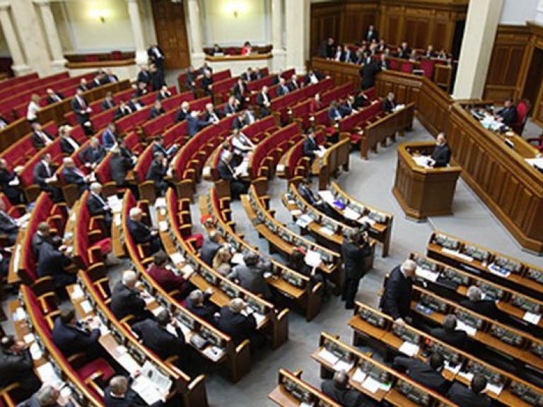 Политологи: резолюцией недоверия Кабмину Азарова оппозиция хочет напомнить о своем существовании