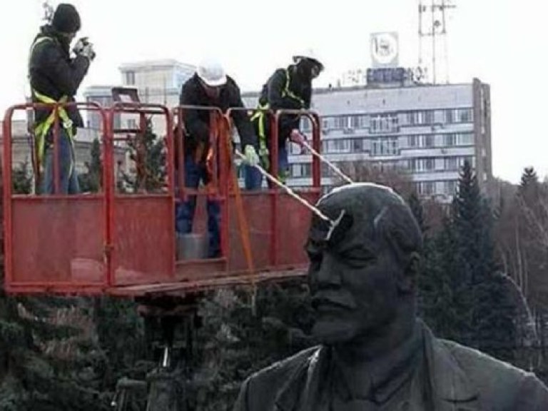 Весьма необычно почистили памятник Ленину (ВИДЕО)