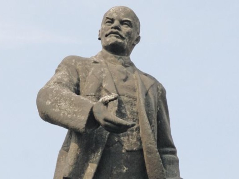 На Виниччине и Запорожье по решению громады открыли два памятника Ленину