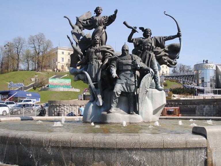 В Киеве включили фонтаны (ФОТО)