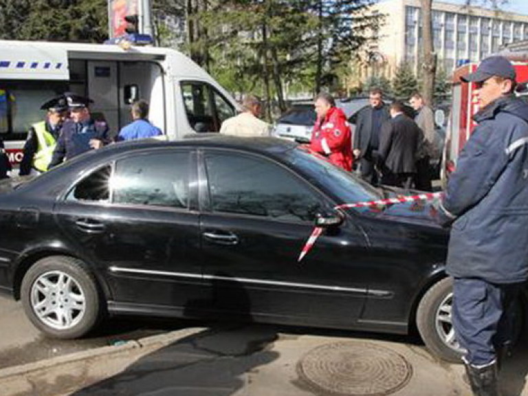 В центре Днепропетровска возле школы обнаружили труп мужчины (ФОТО)