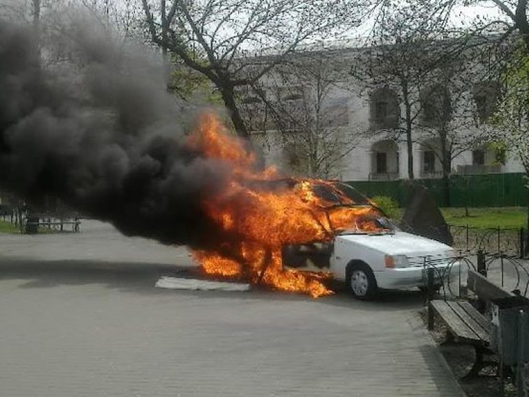 В центре Киева загорелась кофейня на колесах (ФОТО)