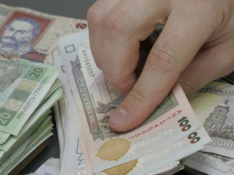 Снижение девальвационных ожиданий возвращает гривну в банки