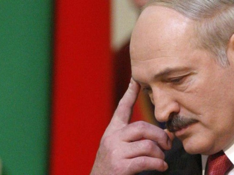 Лукашенко признал, что он — коммунист с партбилетом