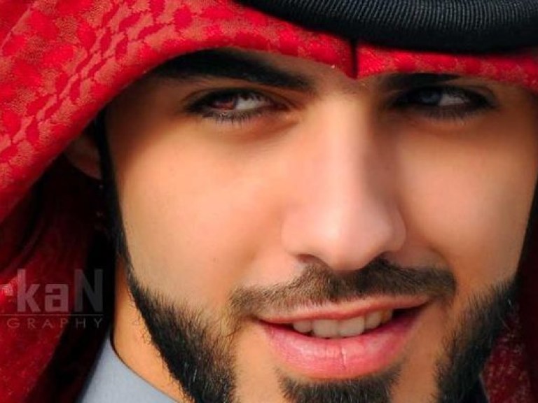 Нашелся мужчина, которого депортировали из Саудовской Аравии за чрезмерную красоту