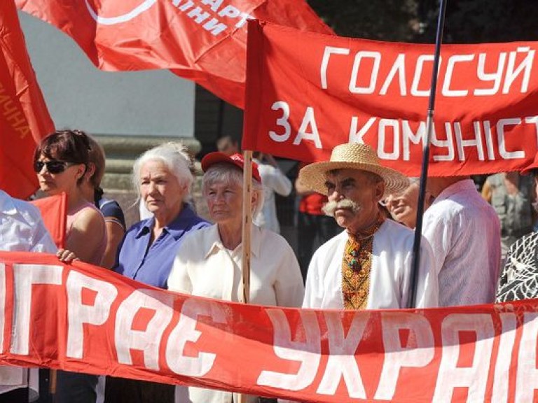 Несколько сотен трудящихся прошли по центру города под флагами «За защиту труда»